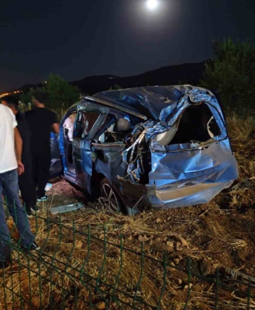gercuste-kaza-hurdaya-donmus-aractan-burnu-bile-kanamadan-cikan-kisi-vkwy1fWz.jpg