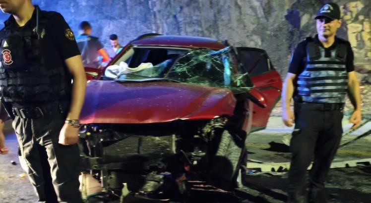 hakkaride-trafik-kazasi-iki-otomobil-carpisti-7-yarali-4rTVZv9P.jpg