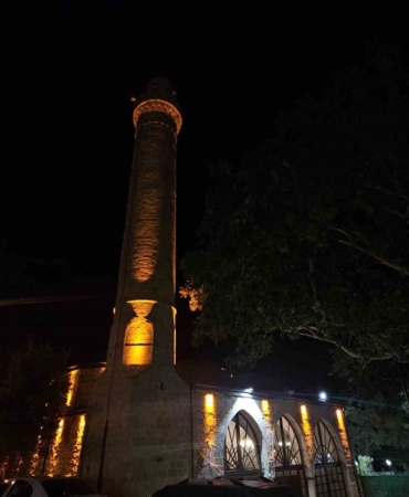 harput-mahallesinin-gece-isiltisi-tarihin-kollarinda-bir-guzellik-wv87jmpl.jpg