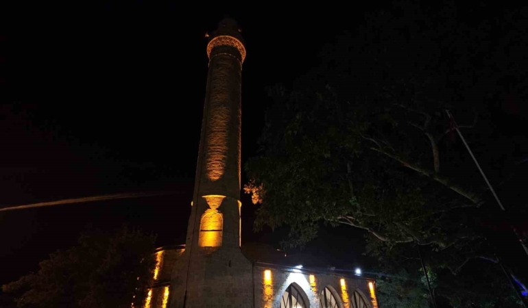harput-mahallesinin-gece-isiltisi-tarihin-kollarinda-bir-guzellik-wv87jmpl.jpg