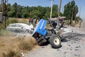haskoyde-traktor-ve-otomobil-carpismasi-3-kisi-yaralandi-wdfcBOax.jpg