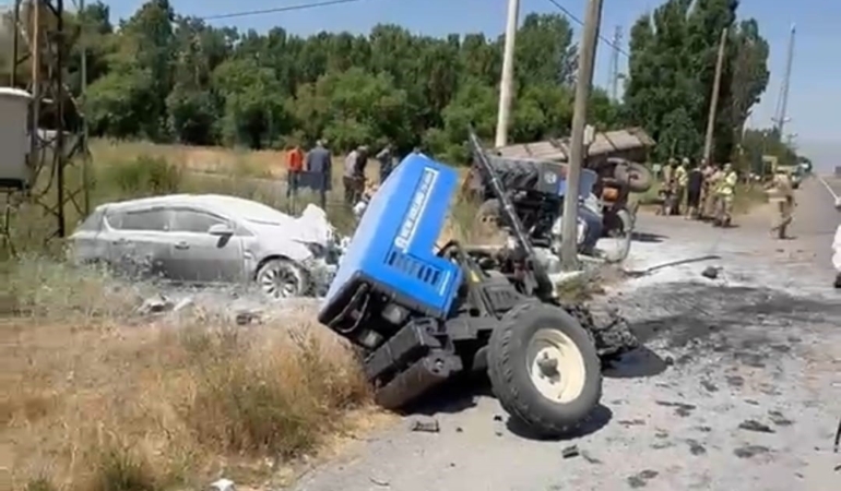 haskoyde-traktor-ve-otomobil-carpismasi-3-kisi-yaralandi-wdfcBOax.jpg
