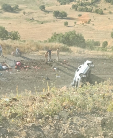 kamyonet-sarampole-yuvarlandi-4-kisi-yaralandi-1XR4UY3n.jpg