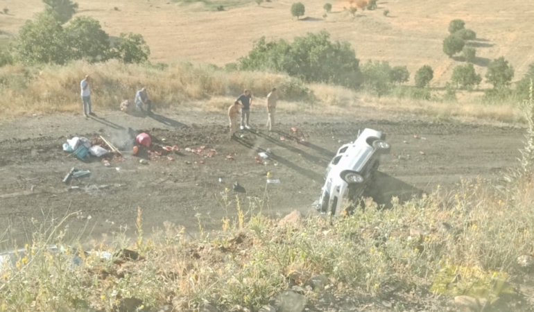 kamyonet-sarampole-yuvarlandi-4-kisi-yaralandi-1XR4UY3n.jpg
