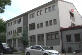 karsta-iki-kusagin-duygusal-bayrak-sevgisi-valilik-onunde-7-yil-arayla-bayragi-opus-UOnxObSX.jpg