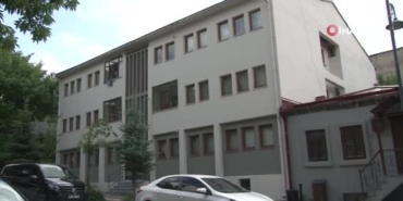 karsta-iki-kusagin-duygusal-bayrak-sevgisi-valilik-onunde-7-yil-arayla-bayragi-opus-UOnxObSX.jpg