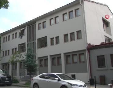 karsta-iki-kusagin-duygusal-bayrak-sevgisi-valilik-onunde-7-yil-arayla-bayragi-opus-UOnxObSX.jpg