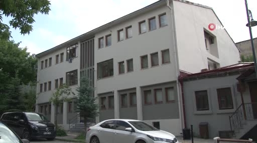 Kars’ta İki Kuşağın Duygusal Bayrak Sevgisi: Valilik Önünde 7 Yıl Arayla Bayrağı Öpüş