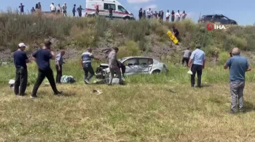 Kars’ta Otomobil Şarampole Devrildi, İki Kişi Yaralandı