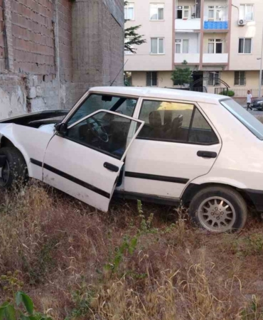 kaybolan-surucu-duvara-carpan-otomobilin-gizemi-bDEbuPjY.jpg