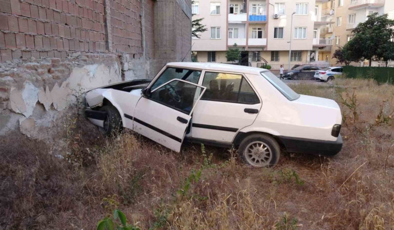 kaybolan-surucu-duvara-carpan-otomobilin-gizemi-bDEbuPjY.jpg