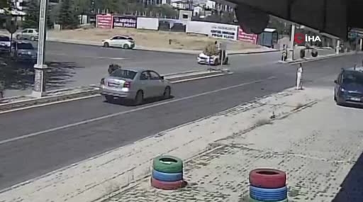Kazada Son Anda Kurtulan Yaya: İki Otomobil Çarpıştı