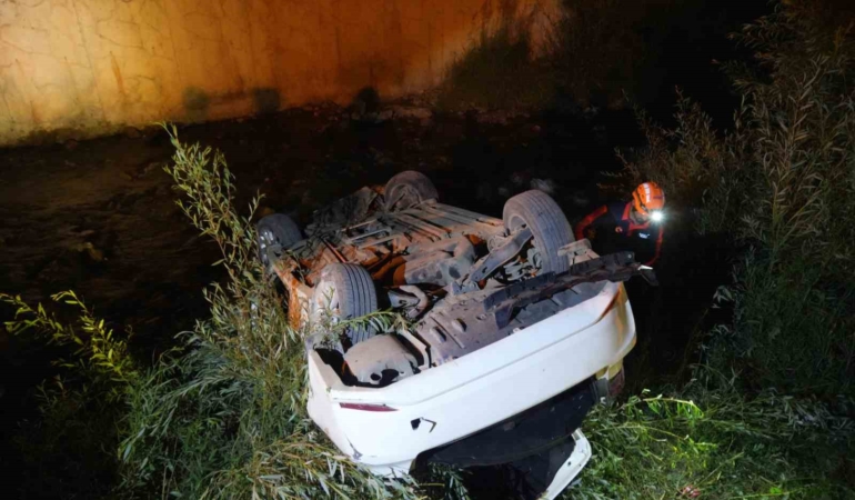 kopruden-dusen-otomobilden-yarali-cikan-2-kisi-wFaFODpp.jpg