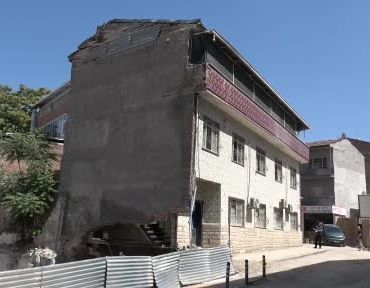 malatyada-gocuk-sonrasi-muhurlenen-apartmandan-dusen-parcalar-panige-yol-acti-D1U9aIEq.jpg