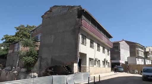 Malatya’da Göçük Sonrası Mühürlenen Apartmandan Düşen Parçalar Paniğe Yol Açtı
