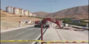 malatyada-yol-calismalari-sirasinda-gocuk-iki-isci-toprak-altinda-kaldi-3HMmKtvV.jpg