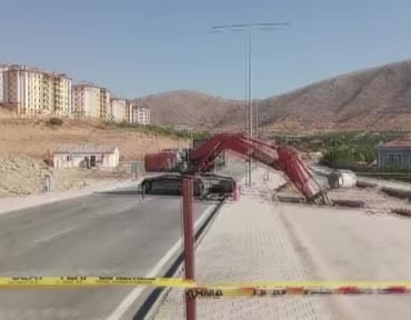 malatyada-yol-calismalari-sirasinda-gocuk-iki-isci-toprak-altinda-kaldi-3HMmKtvV.jpg