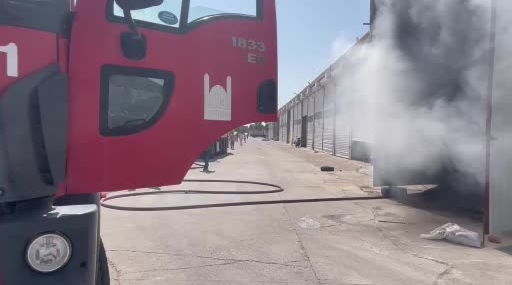 Mardin’deki Depo Yangınında İş Makinesi Alev Alev Yandı