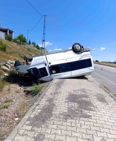 minibus-kaza-yapti-1-kisi-yaralandi-Dvj6r8Pj.jpg