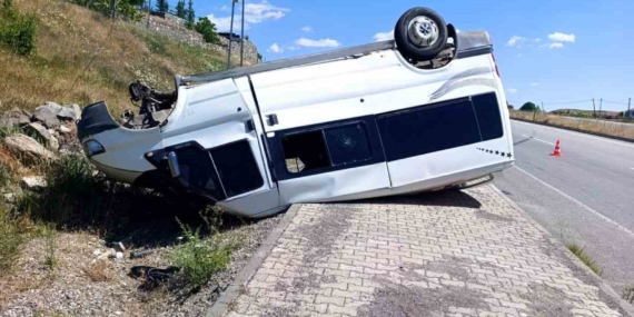 Minibüs Kaza Yaptı: 1 Kişi Yaralandı
