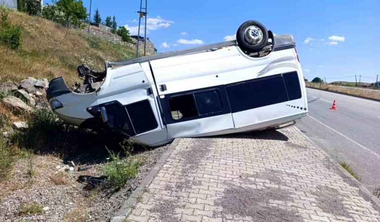 minibus-kaza-yapti-1-kisi-yaralandi-Dvj6r8Pj.jpg