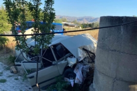 otomobil-cop-konteynerine-ve-duvara-carparak-hurdaya-dondu-surucu-yarali-8QTZ98CX.jpg