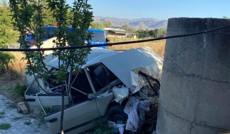 otomobil-cop-konteynerine-ve-duvara-carparak-hurdaya-dondu-surucu-yarali-8QTZ98CX.jpg