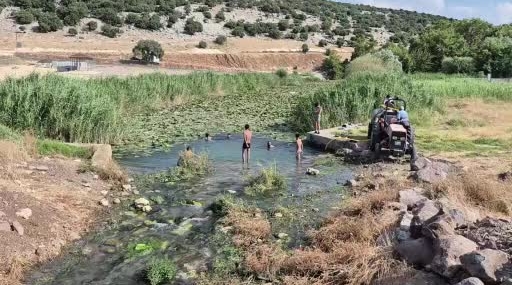 Sıcaktan Bunalanlar Su Kanallarına Akın Etti