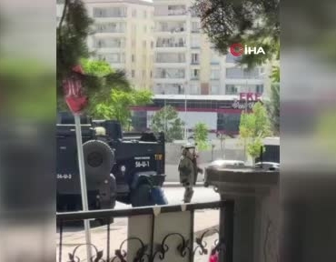 siirtte-ak-parti-il-binasi-onunde-supheli-canta-patlatilarak-imha-edildi-PjEOF7dY.jpg