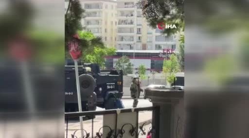 Siirt’te AK Parti İl Binası Önünde Şüpheli Çanta Patlatılarak İmha Edildi