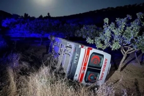 siirtte-saglikcilar-devrilen-ambulansla-kazadan-kurtuldu-tltkepnX.jpg