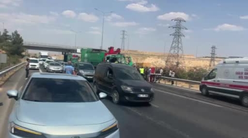 Tıra Çarpan Çöp Kamyonu Sürücüsü Hayat Mücadelesi Veriyor
