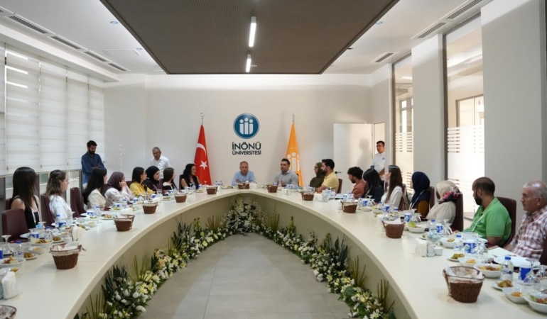 turkce-yaz-okulu-olaganustu-kapanis-yemegiyle-tamamlandi-hgk3TxiI.jpg