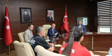 vali-hatipoglundan-turkiye-sampiyonlarina-ozel-tebrikler-GMqDwFtT.jpg