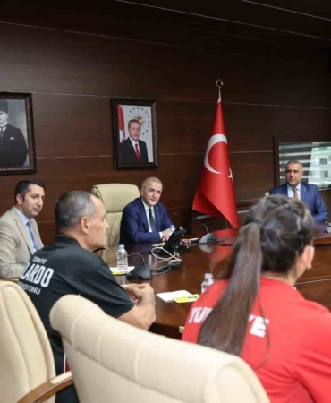 vali-hatipoglundan-turkiye-sampiyonlarina-ozel-tebrikler-GMqDwFtT.jpg