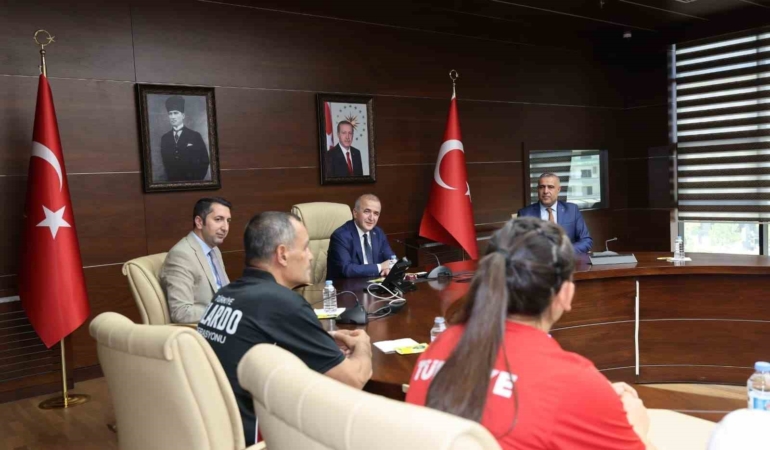 vali-hatipoglundan-turkiye-sampiyonlarina-ozel-tebrikler-GMqDwFtT.jpg