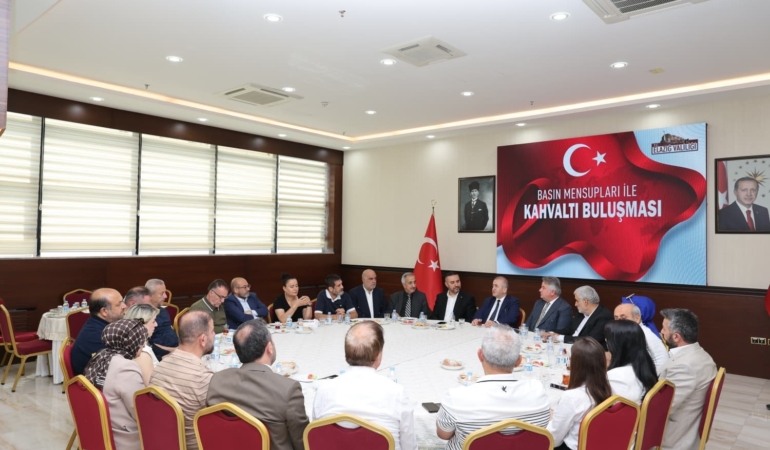 vali-hatipoglunun-gazetecilerle-ozel-bulusmasi-q6OZRp6A.jpg