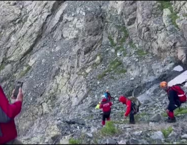 vercenik-daginda-zaferle-sonuclanan-kurtarma-operasyonu-yarali-kadin-dagci-helikoptere-ulastirildi-UpwH55TN.jpg