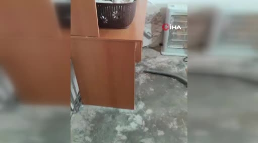 Yatak Odasında 2 Metrelik Yılan Panik Yarattı!