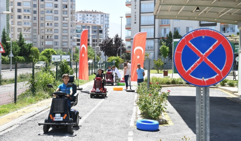 yesilyurt-trafik-egitim-parkinda-6-bin-820-ogrenciye-uygulamali-egitim-verildi-fASrAUYe.jpg
