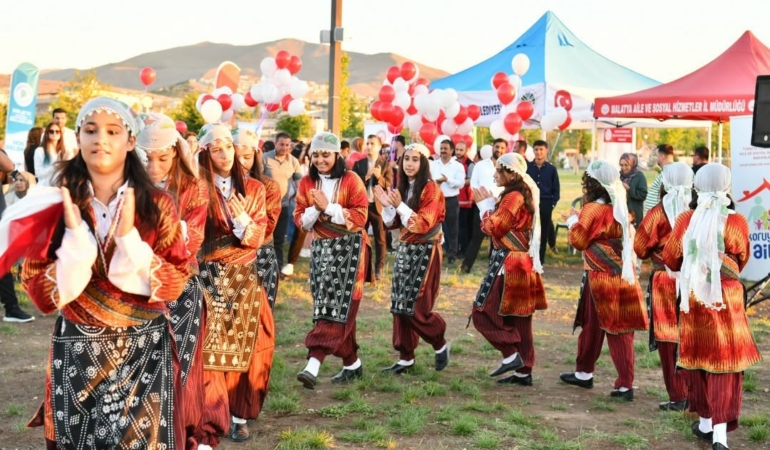 yesilyurtta-koruyucu-aile-gunu-ailelerin-bir-araya-geldigi-ozel-bir-etkinlik-nnXtLJ5E.jpg
