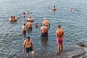 50-80-yas-arasi-yetiskinlerin-van-golunde-yuzerek-gun-baslangici-XdLvRDSb.jpg