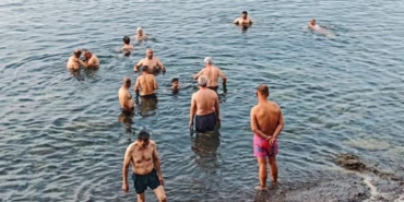 50-80-yas-arasi-yetiskinlerin-van-golunde-yuzerek-gun-baslangici-XdLvRDSb.jpg