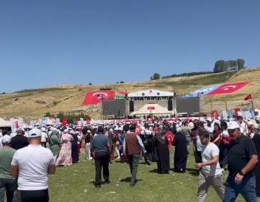 ahlatta-1071-zaferi-kutlamalari-turkiyenin-her-yanindan-vatandaslar-bir-araya-geldi-EP5p26M3.jpg
