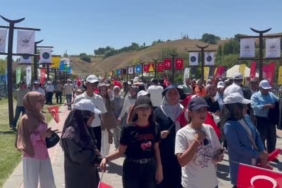 ahlatta-cumhurbaskani-erdogan-heyecani-ve-vatandaslarin-millet-bahcesine-akini-Dqe3LRHL.jpg
