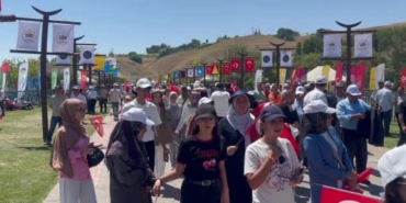 ahlatta-cumhurbaskani-erdogan-heyecani-ve-vatandaslarin-millet-bahcesine-akini-Dqe3LRHL.jpg