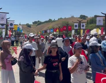 ahlatta-cumhurbaskani-erdogan-heyecani-ve-vatandaslarin-millet-bahcesine-akini-Dqe3LRHL.jpg