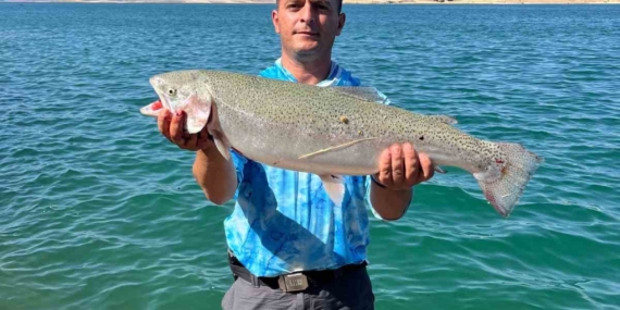 Amatör Balıkçının Oltayla Yakaladığı 5,5 Kiloluk Alabalık Hikayesi