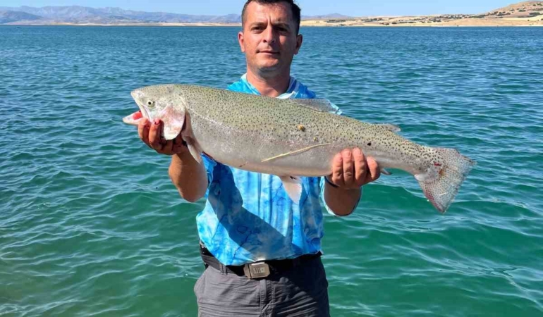 amator-balikcinin-oltayla-yakaladigi-55-kiloluk-alabalik-hikayesi-IPP7CztJ.jpg