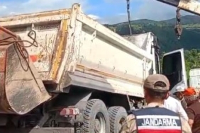 ardahan-posof-yolunda-asfalt-yuklu-kamyon-devrildi-ulasima-kapatildi-AyjVZIp4.jpg